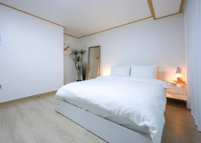 Modern And Comfy House/ Hongik St. Exit 2 10min Seoul